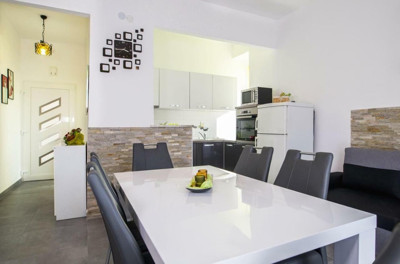 Apartment Stefania On The Beach Koromačno Εξωτερικό φωτογραφία