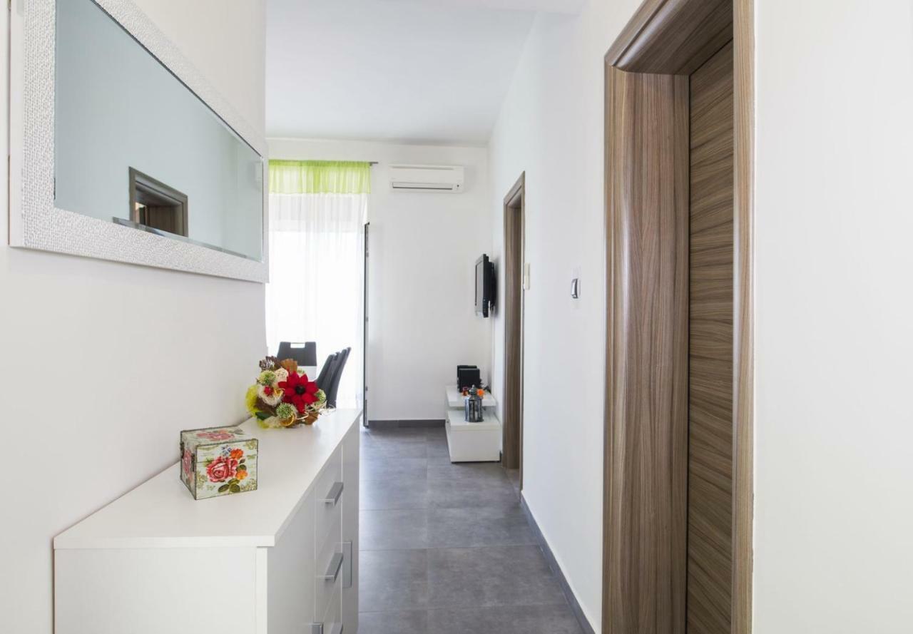 Apartment Stefania On The Beach Koromačno Εξωτερικό φωτογραφία